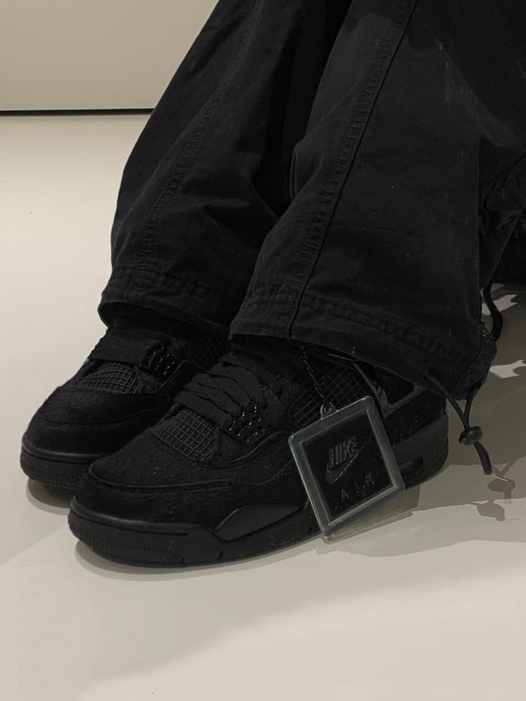 Classic 4-Style Sneakers – Beige/Black/Red